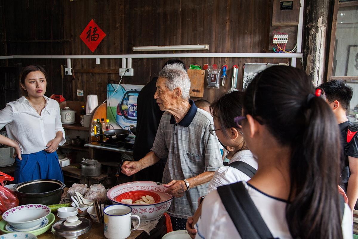 做饭款待大家.jpg